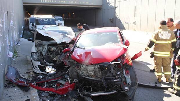 İzmir'de karşı şerit kazası: 6 yaralı