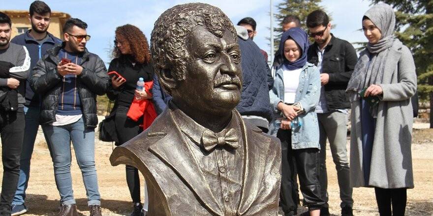 Müslüm Gürses'in ismi Şükran Köyü'nde dikilen çınar ve büstüyle yaşatılacak