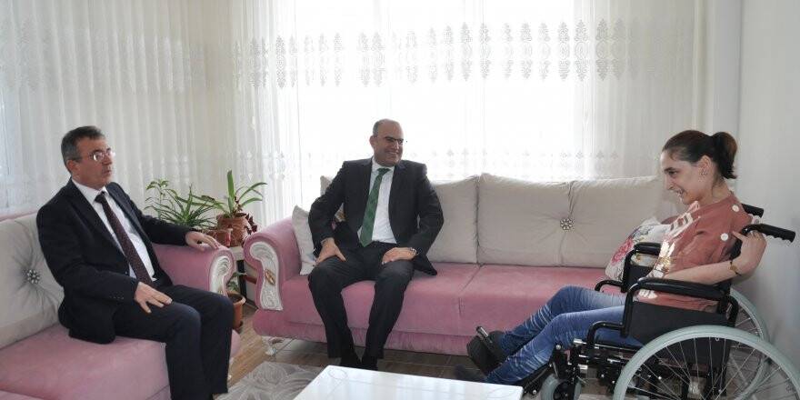 Bedensel Engelli Ümmühan Dizüstü Bilgisayar Hediyesiyle Duygulandı