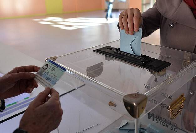 Fransa'da seçimin galibi merkez sağ