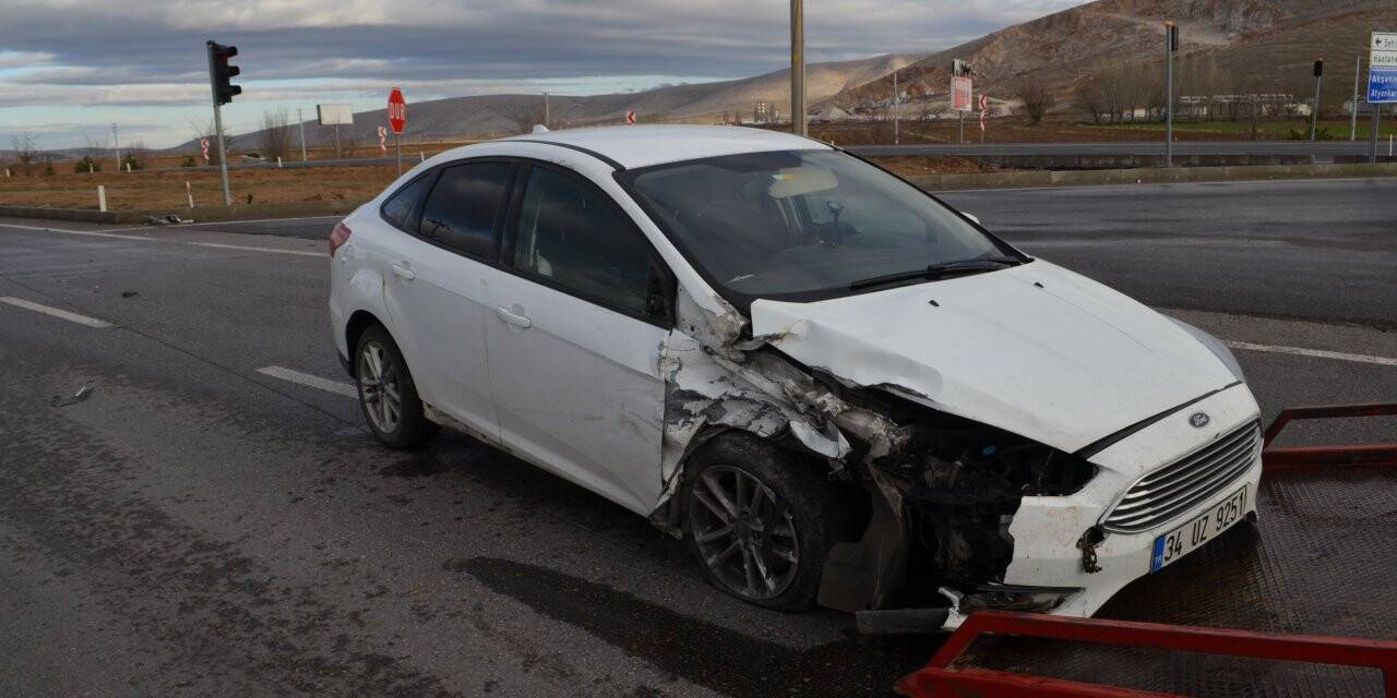 Konya'da İki Otomobilin Çarpışması Sonucu 3 Kişi Yaralandı