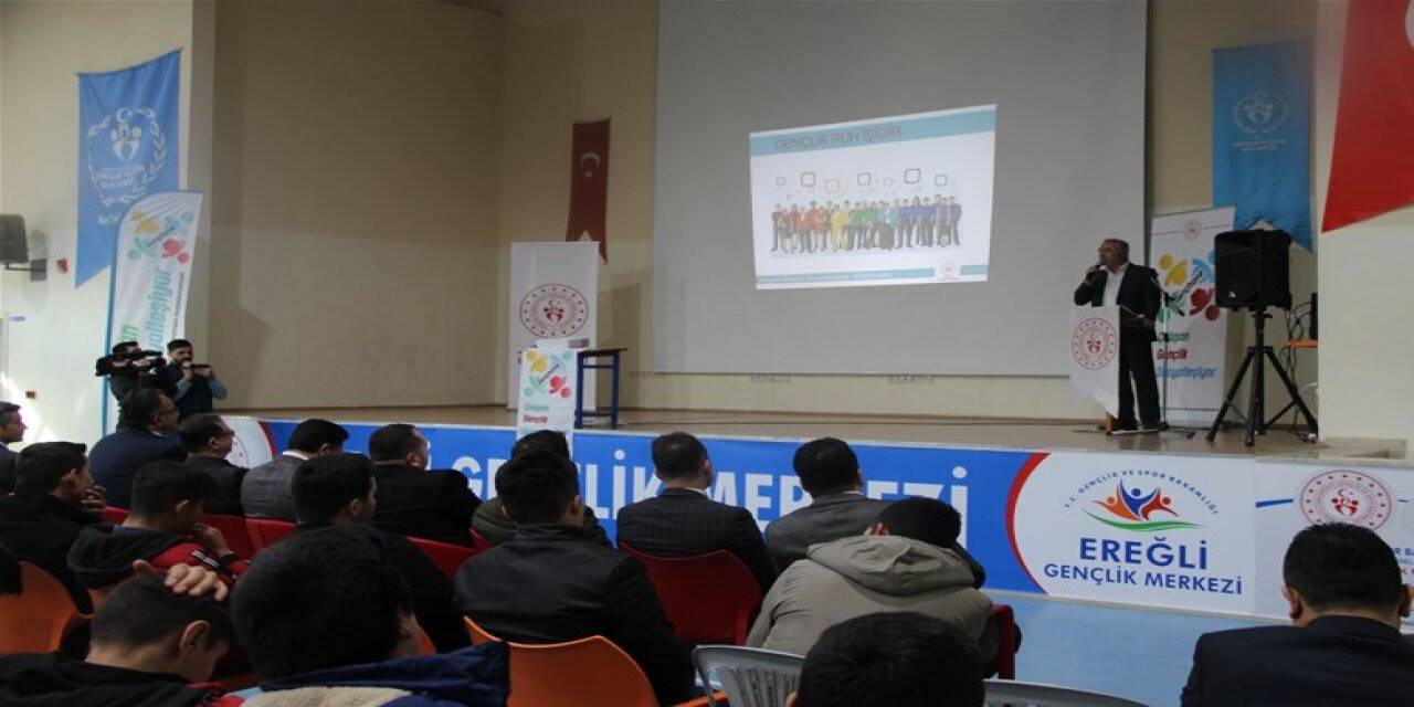 ÇALIŞAN GENÇLİK SOSYALLEŞİYOR