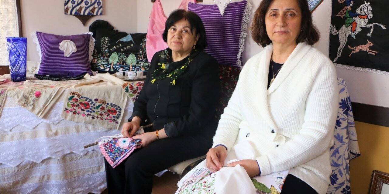 İki kadın asırlık çeyiz ve peşkirleri gün yüzüne çıkartıyor