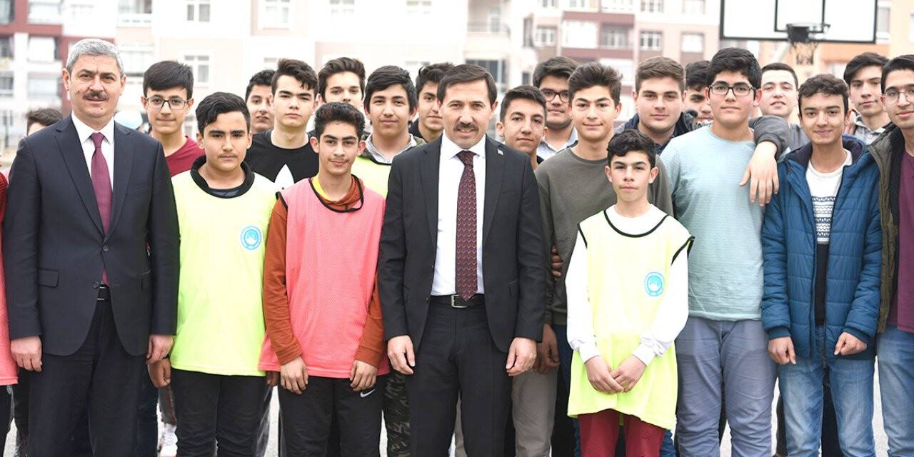 "TÜM OKULLARIMIZA  HALI SAHA YAPACAĞIZ "