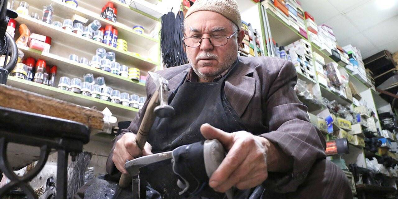 55 yıldır kundura tamir ediyor