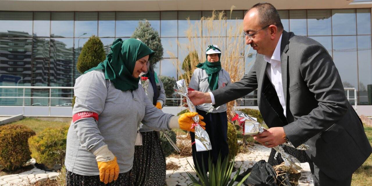 Başkan Kavuş’tan kadın personele karanfil