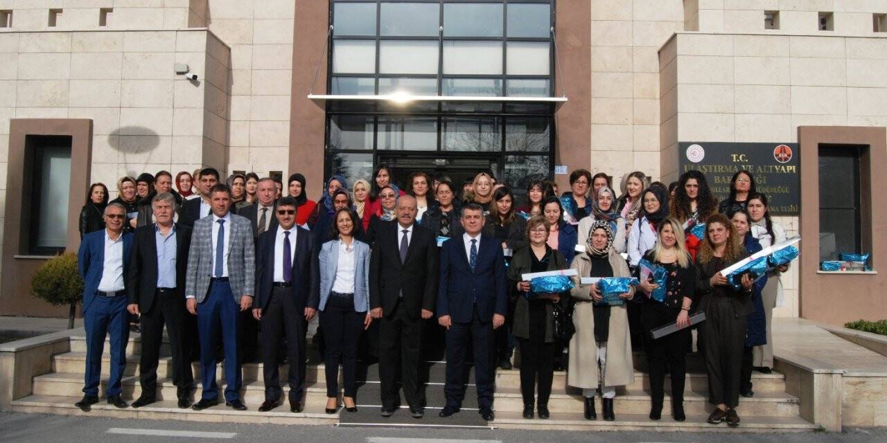 YOL-İŞ; Emeğin, hakkını alabildiği bir çalışma hayatı ancak ve sadece,  Kadın-Erkek tüm emekçilerin kol kola girmesi ile sağlanabilir