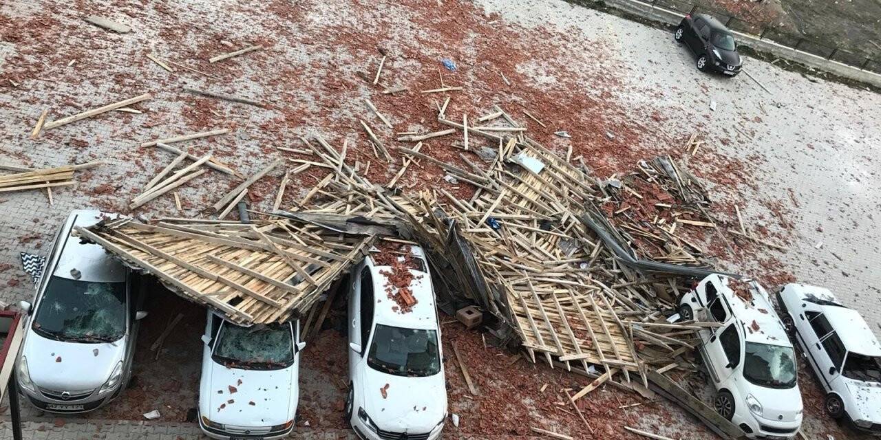 Fırtına minareleri devirdi, çatıları uçurdu