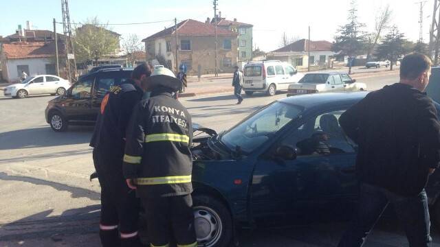 İki Otomobil Kavşakta Çarpıştı: 5 Yaralı