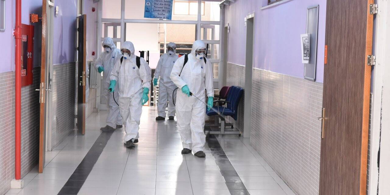 Karatay Belediyesi, ilçedeki tüm okulları dezenfekte ediyor