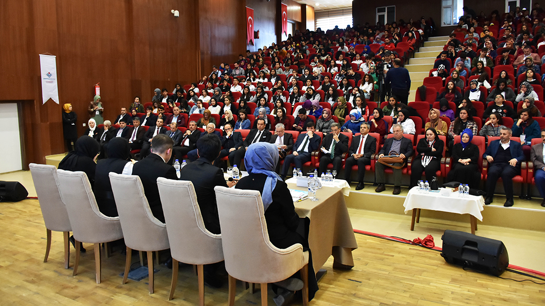 ANADOLU MEKTEBİ’NDE SEZAİ KARAKOÇ GÜNDEMDE