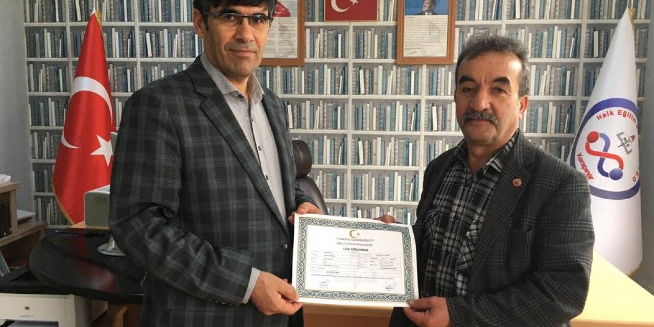 Konya'da emekli vatandaş 62 yaşında lise diploması aldı
