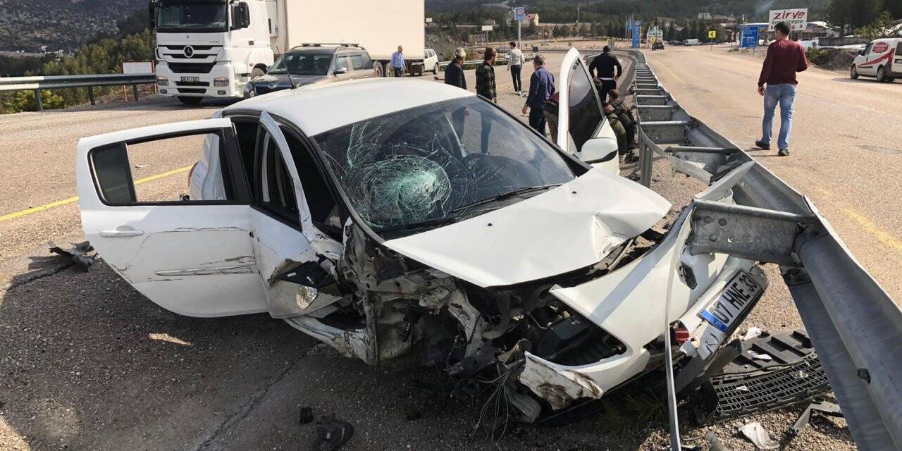 Konya'da otomobilin tıra çarpması sonucu 5 kişi yaralandı