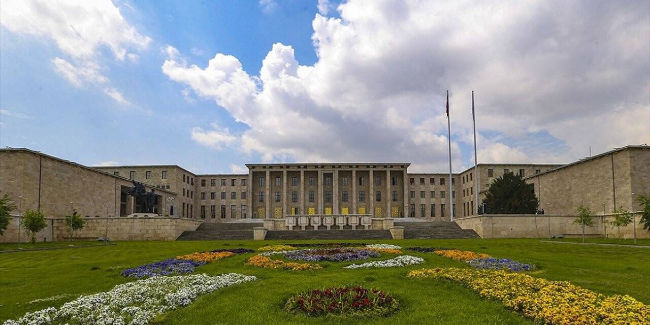 Siyasi Partiler Grup Toplantılarını İptal Etti