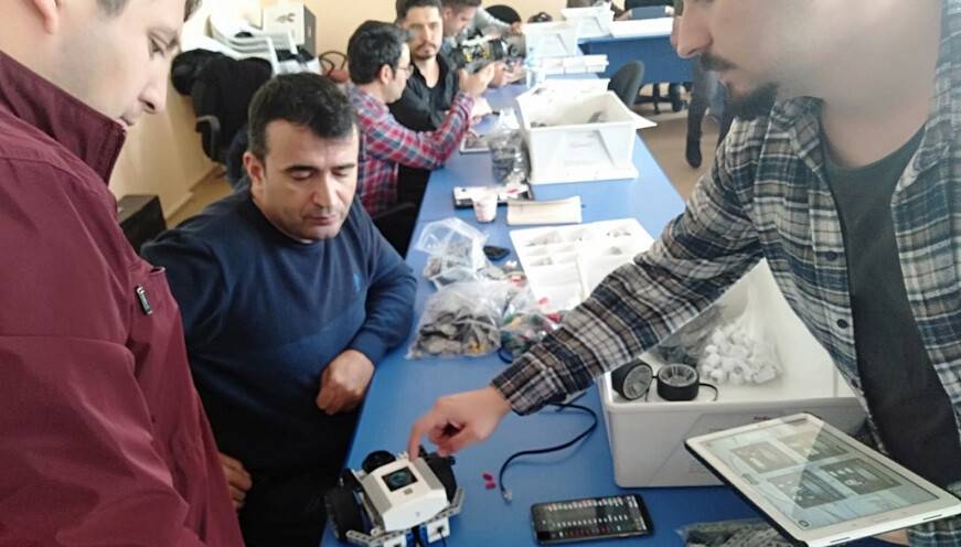 Öğretmenlere robotik kodlama eğitimi verildi