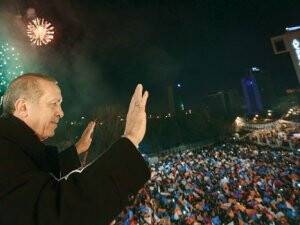 Skandallara Rağmen Ayakta