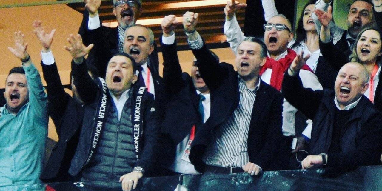 Futbolcular: Yeşil, Yönetim: Beyaz
