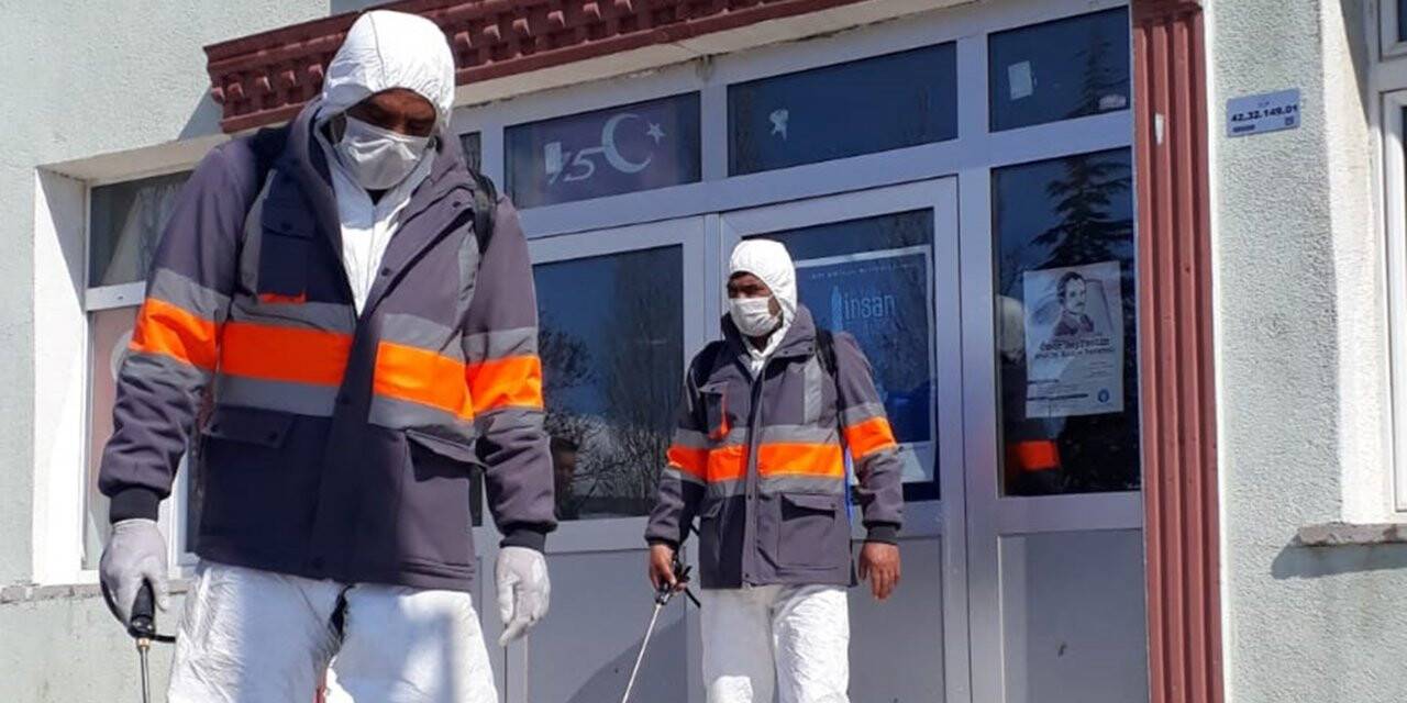 Yunak'ta  ilaçlama çalışmaları devam ediyor