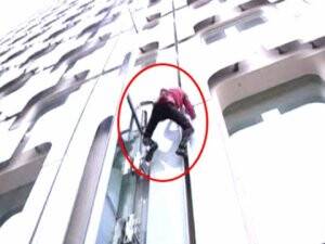 'Örümcek Adam' 152 Metrelik Gökdelene Tırmandı