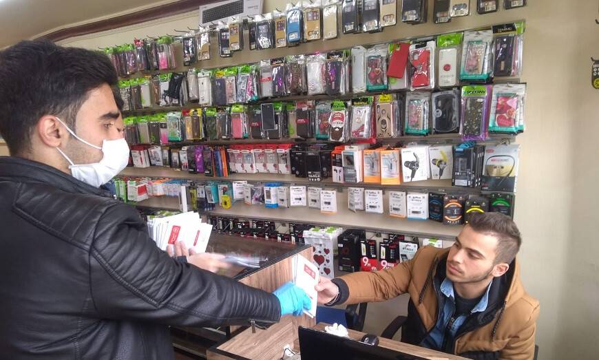 Mültecilere Arapça ve Farsça  bilgilendirme broşürü dağıtıldı