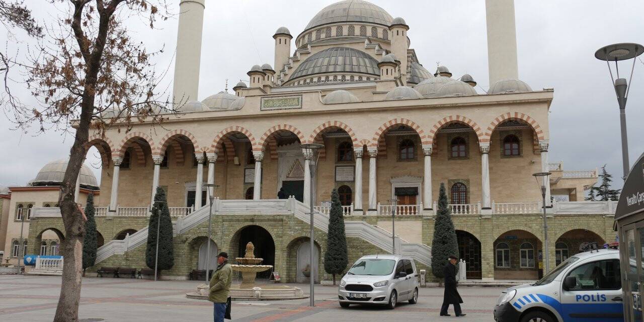 Konya’da cuma namazında camiler boş kaldı