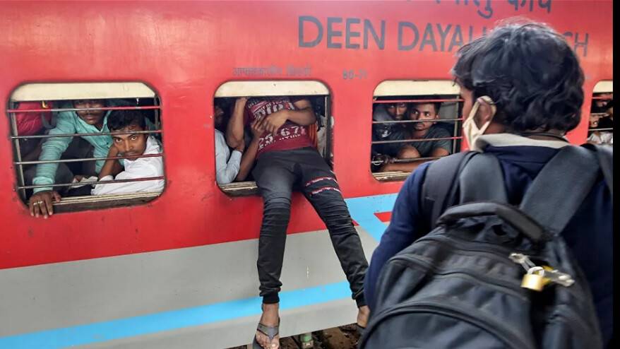 On binlerce kişi trenlere akın etti