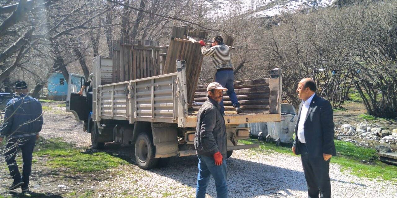 Halkapınar'da Parklarda Bulunan Banklar Kaldırıldı