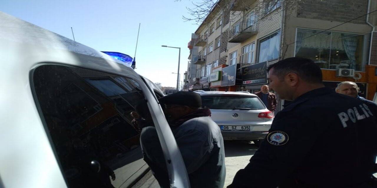 Yaşlı Adamı Polis Hastaneye Götürdü