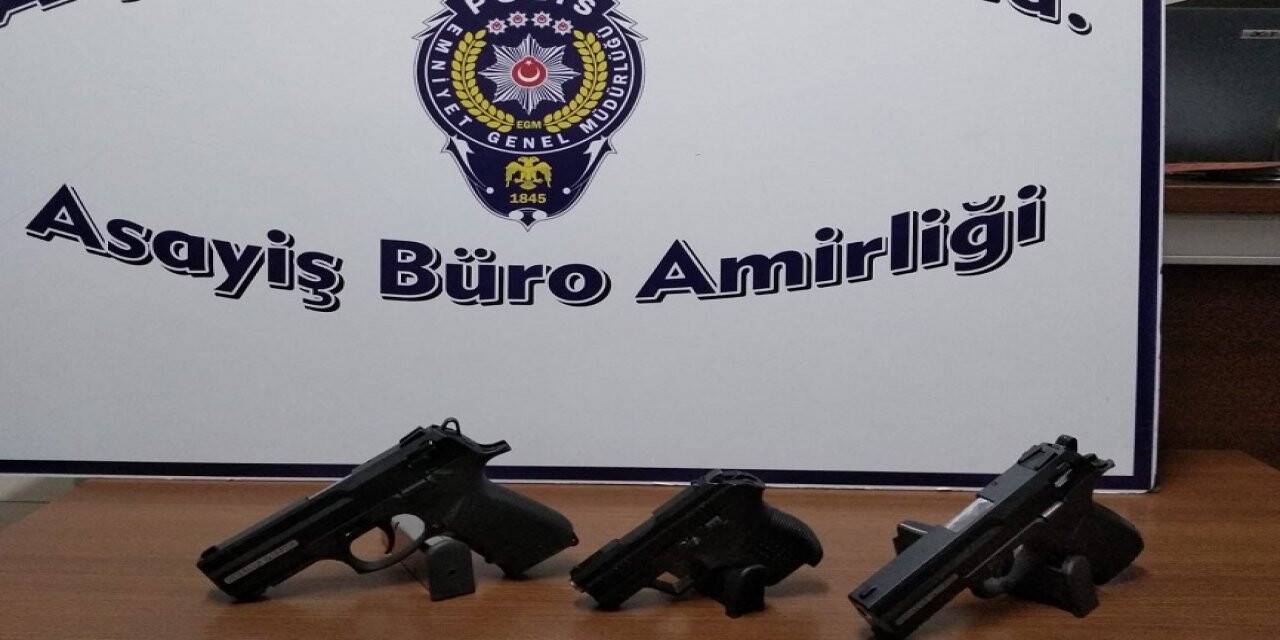 Araçta 3 silah ele geçirildi