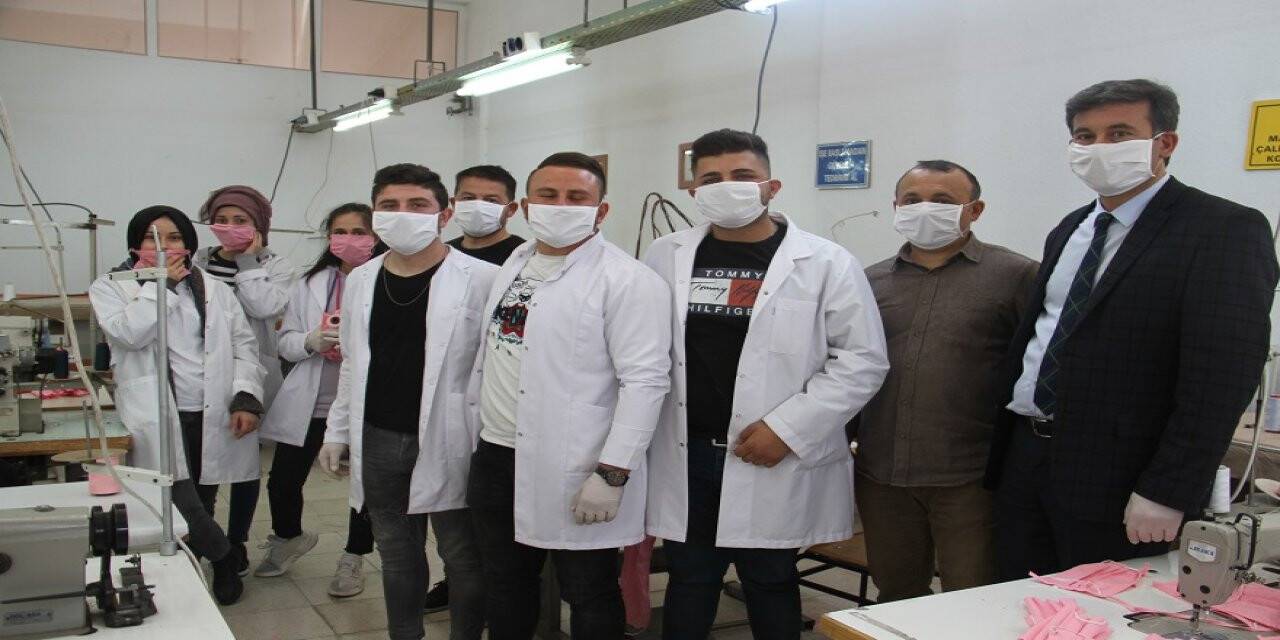 Konya'da Öğretmen Ve Öğrenciler   Maske Üretiyor