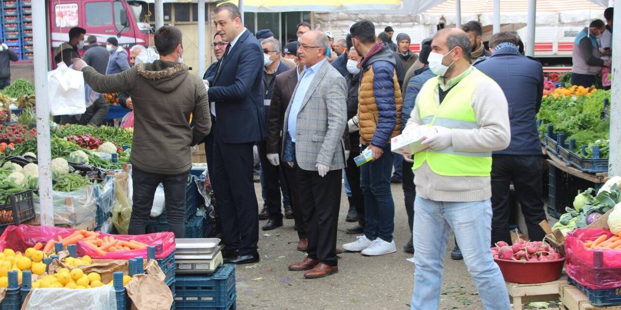 Yunak’ta Pazar Esnafına Eldiven Ve Maske Dağıtıldı