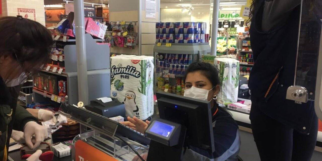 Bakkal Ve Market Çalışanları Yaygın Biçimde Maske Kullanıyor