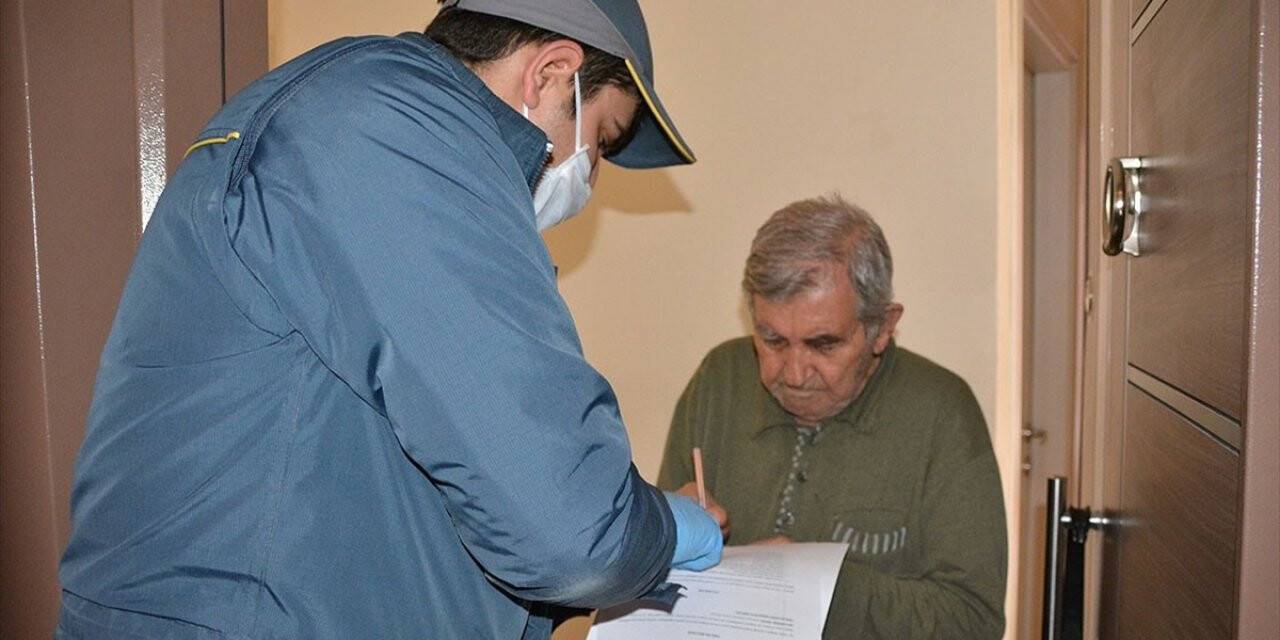 Emekli Vatandaşlara Maaşları Konutlarında Verilmeye Başlandı