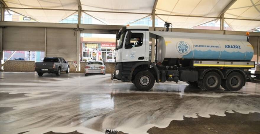 Selçuklu'da pazarlar temizleniyor