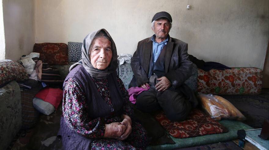 69 yaşındaki engelli oğluna gözü gibi bakıyor