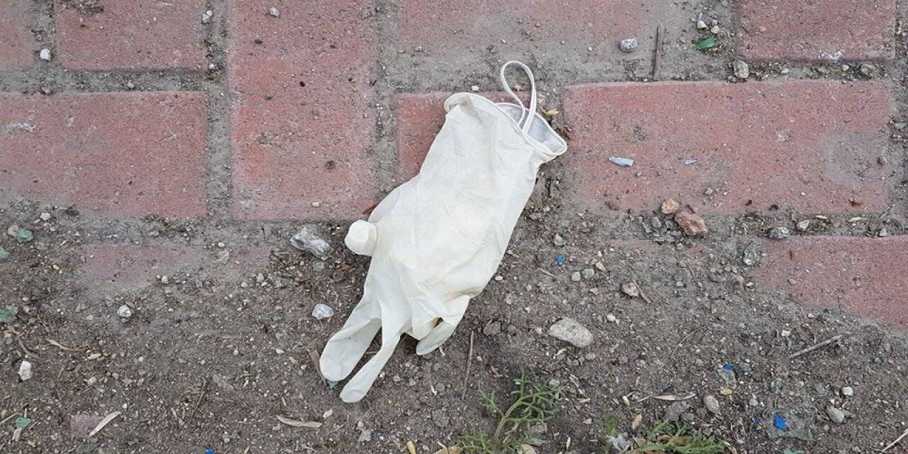 Kullanılmış eldiven ve maskeleri sokak ortalarına attılar