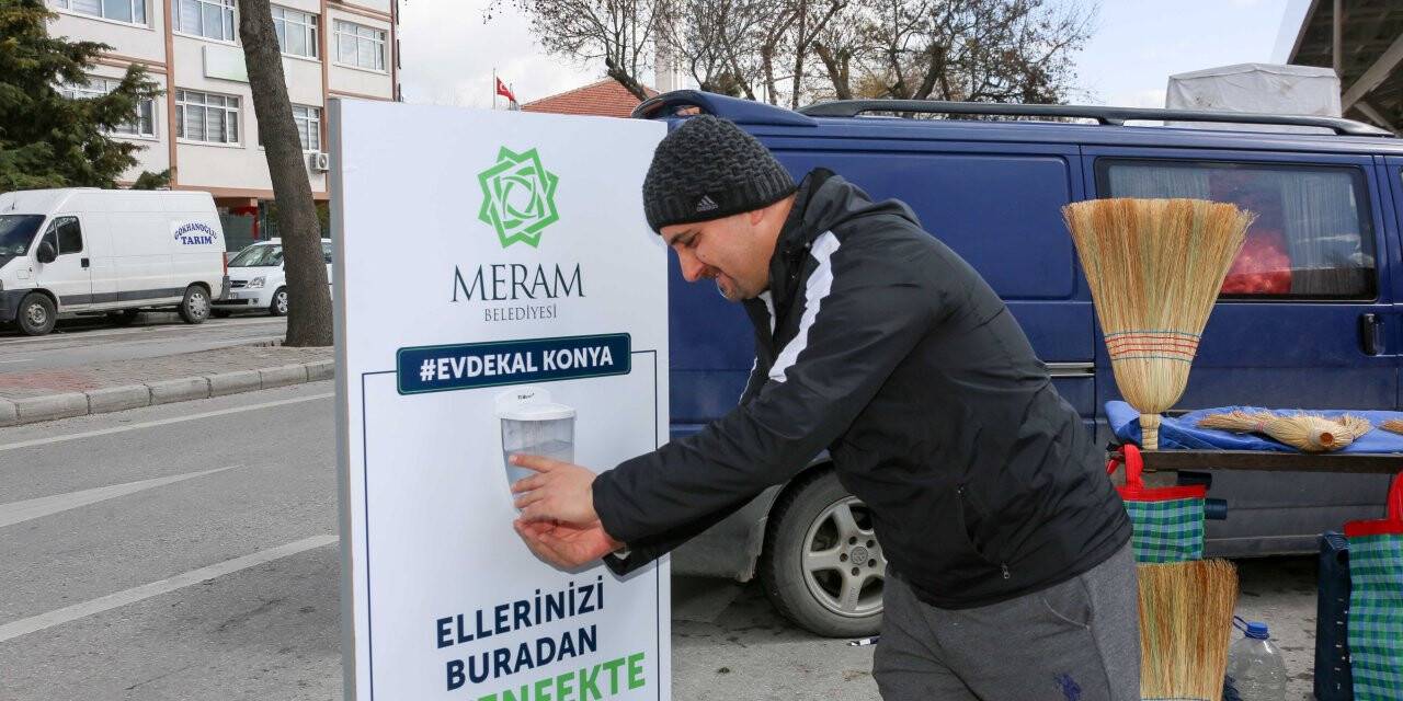 Pazar yerlerinde eldiven ve maske dağıtıldı