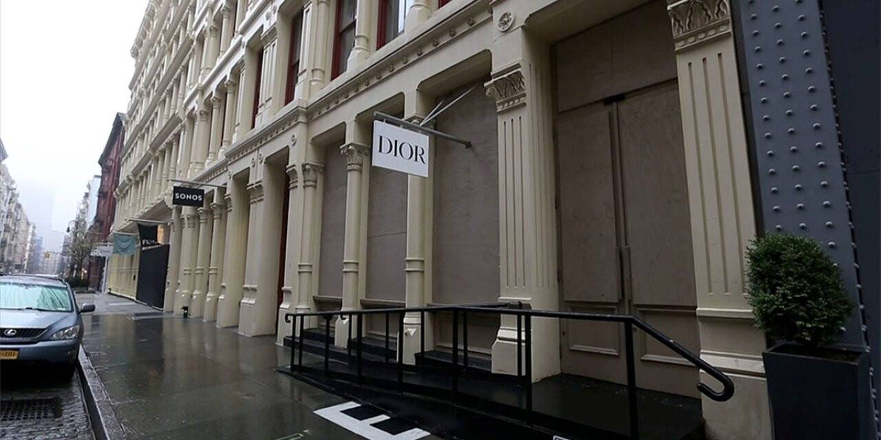 New York'ta Ünlü Mağazalar Yağmaya Karşı Vitrinlerini Plakalarla Kapattı