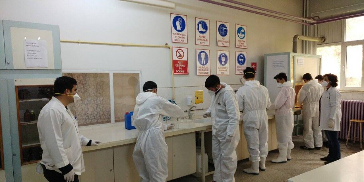 Konya'daki Meslek Lisesi Dezenfektan Üretimini Haftalık 15 Tona Çıkardı