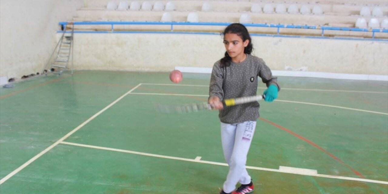 Salon Hokeyi Suriyeli Lora'nın Mutluluk Kaynağı Oldu