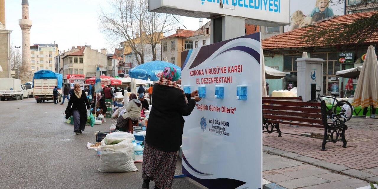 Pazar yerinde dezenfektan stantı kuruldu