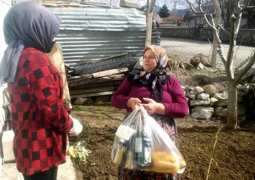 CHP’li gençlerden yaşlı vatandaşlara yardım