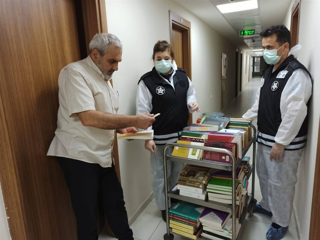 Konya’da karantinada tutulan umre misafirlerine kitap ve mektup