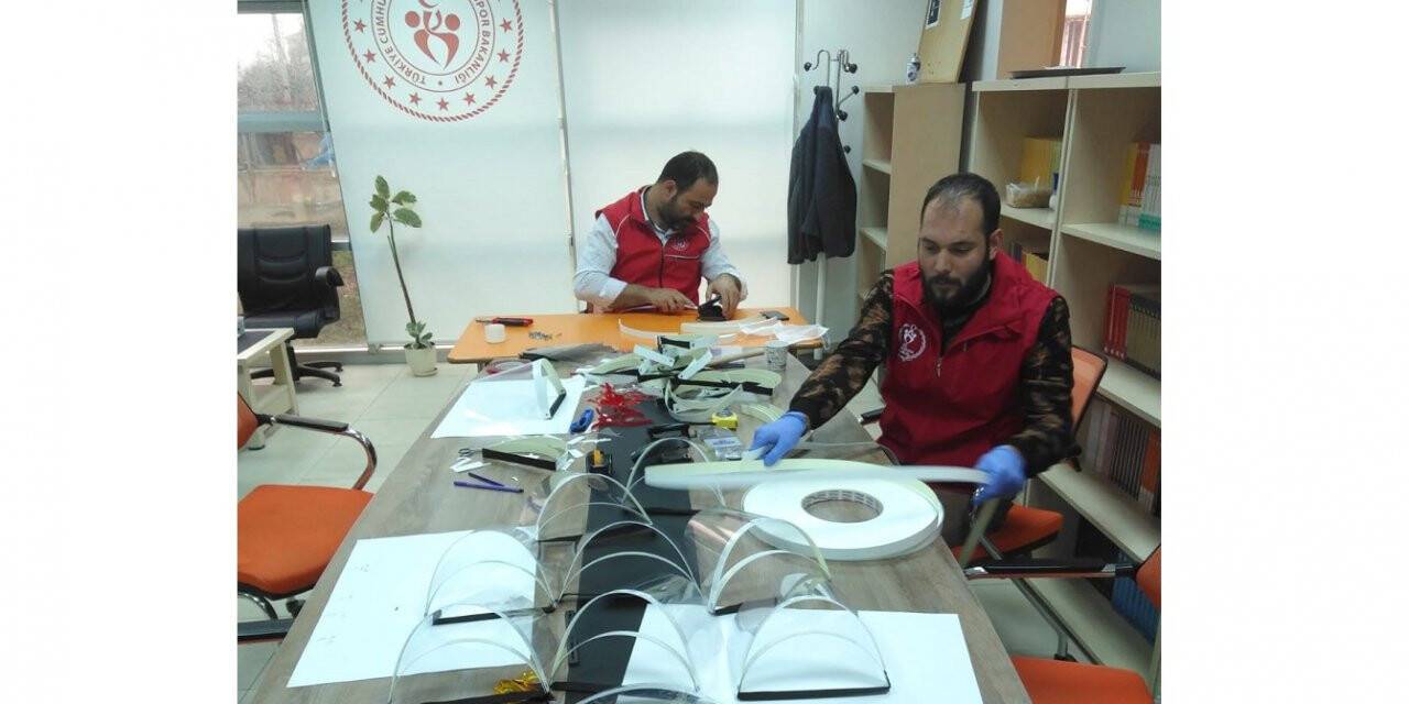 Sağlık Çalışanları İçin Yüz Koruyucu Siper Üretiliyor