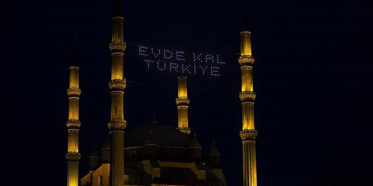 Selimiye Camisi'nin Minarelerine 'evde Kal Türkiye' Yazılı Mahya Asıldı
