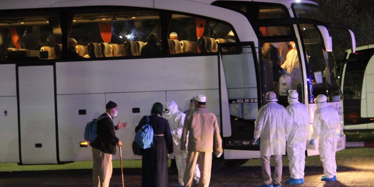 Karamanlı 64 umreci yakınlarına kavuştu