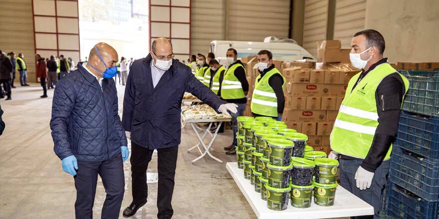 İzmir'de 16 bin ihtiyaç sahibi aileye gıda paketi dağıtıldı
