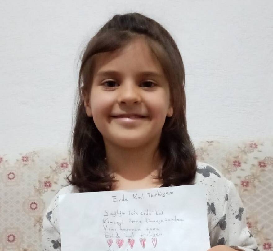 İlkokul Öğrencisi Ayşe, Yazdığı Şiirle "evinde Kal Türkiyem" Dedi