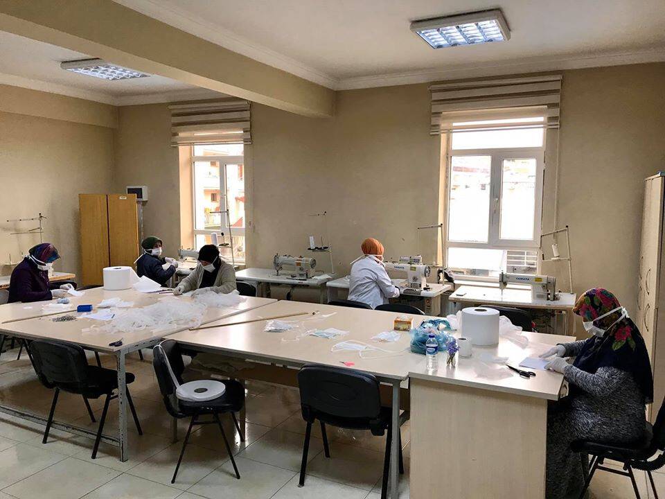 Bozkırlı Kadınlar, Sağlık Çalışanları İçin Maske Üretiyor