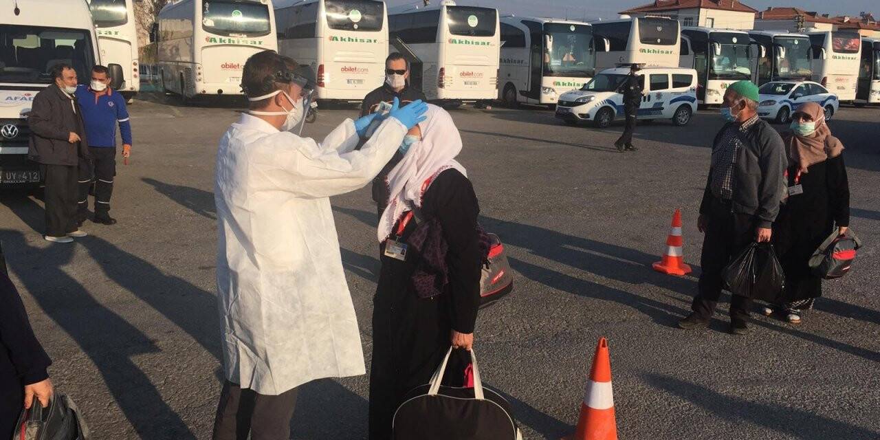 Manisalı umreciler ailelerine kavuştu